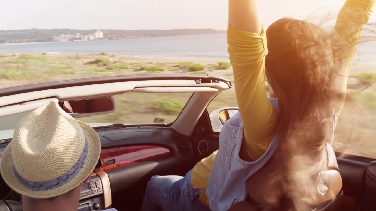 커플 이 컨버터블 차 로 여행 을 즐기고 있다