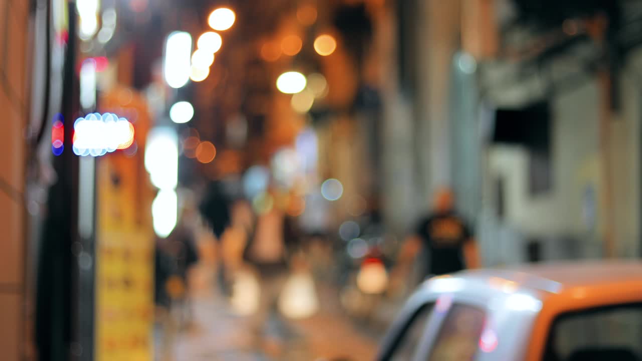 fondo bokeh borroso borroso del tráfico nocturno urbano. fondo bokeh colorido borroso con luces desenfocadas de la calle estrecha