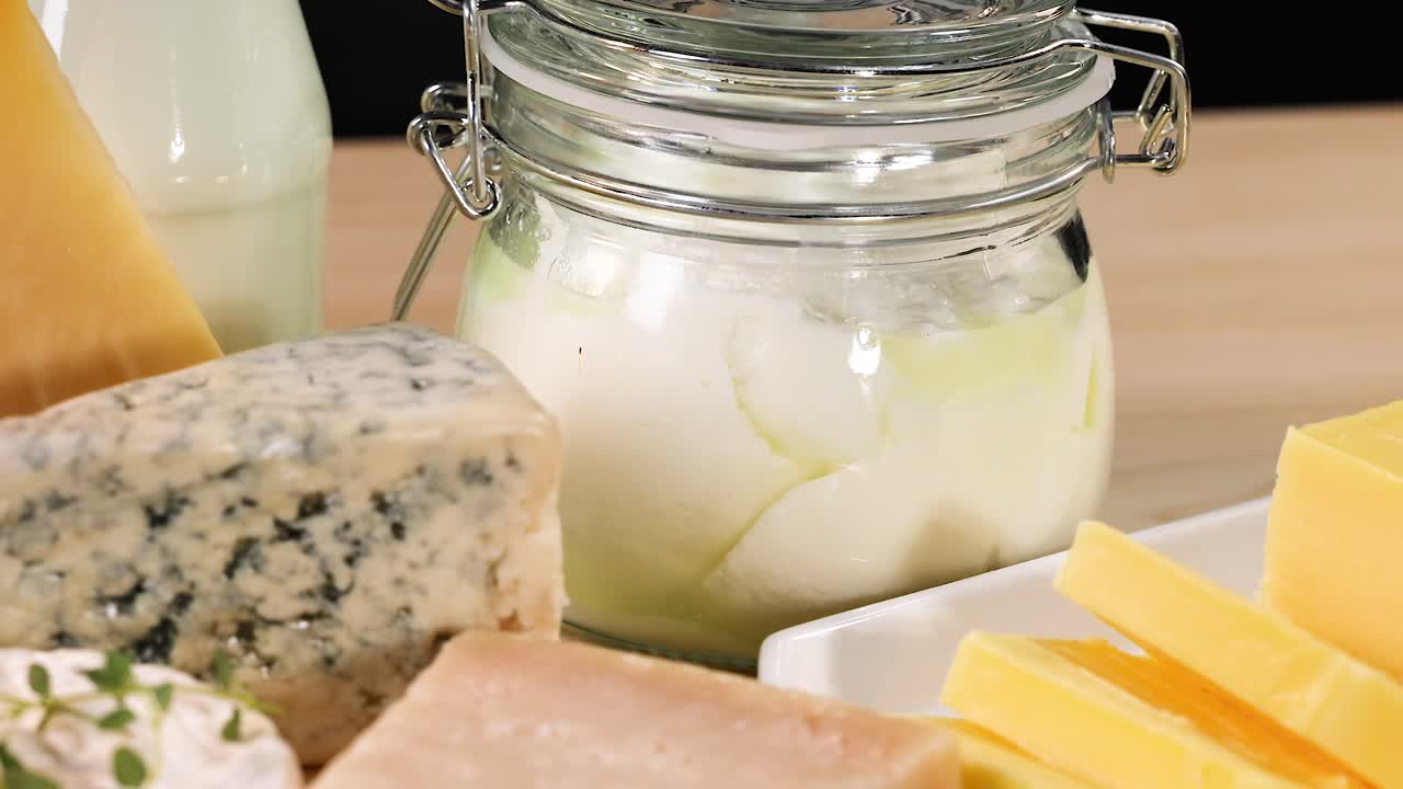 varios productos lácteos dispuestos en una mesa