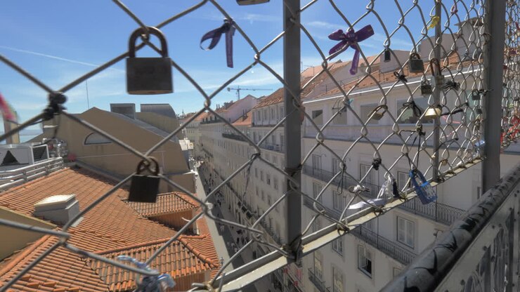 Nastri e lucchetti sull'Elevador de Santa Justa a Lisbona, Portogallo