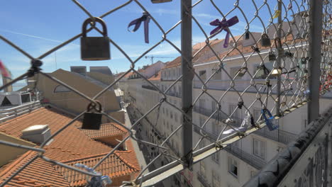 Bänder-Und-Vorhängeschlösser-Am-Aufzug-Santa-Justa-In-Lissabon,-Portugal