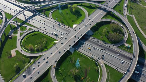 Vista-Aérea-De-Una-Intersección-De-Autopistas-Con-Senderos-De-Tráfico-En-Moscú.