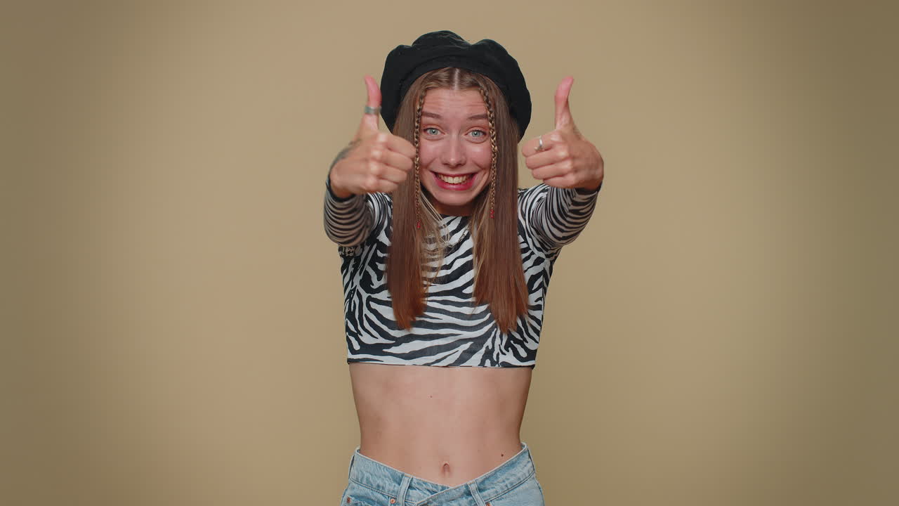 여자는 엄지손가락을 올리며 동의하거나 긍정적 인 답변을합니다. 광고를 추천합니다. 좋습니다. 승인합니다.