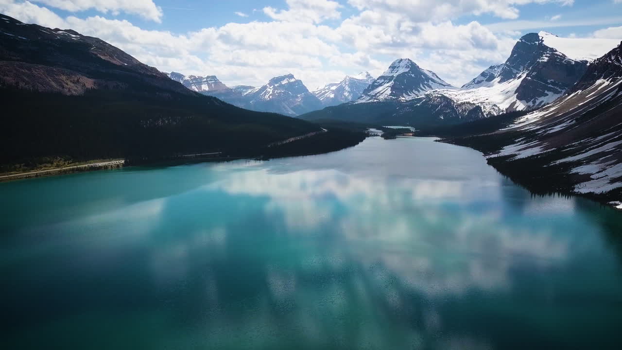 lago reluciente en las hermosas montañas rocosas canadienses