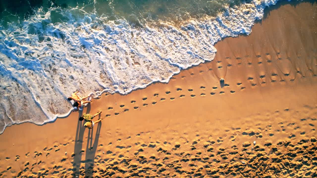 туристы гуляют по пляжу в солнечный день 4к