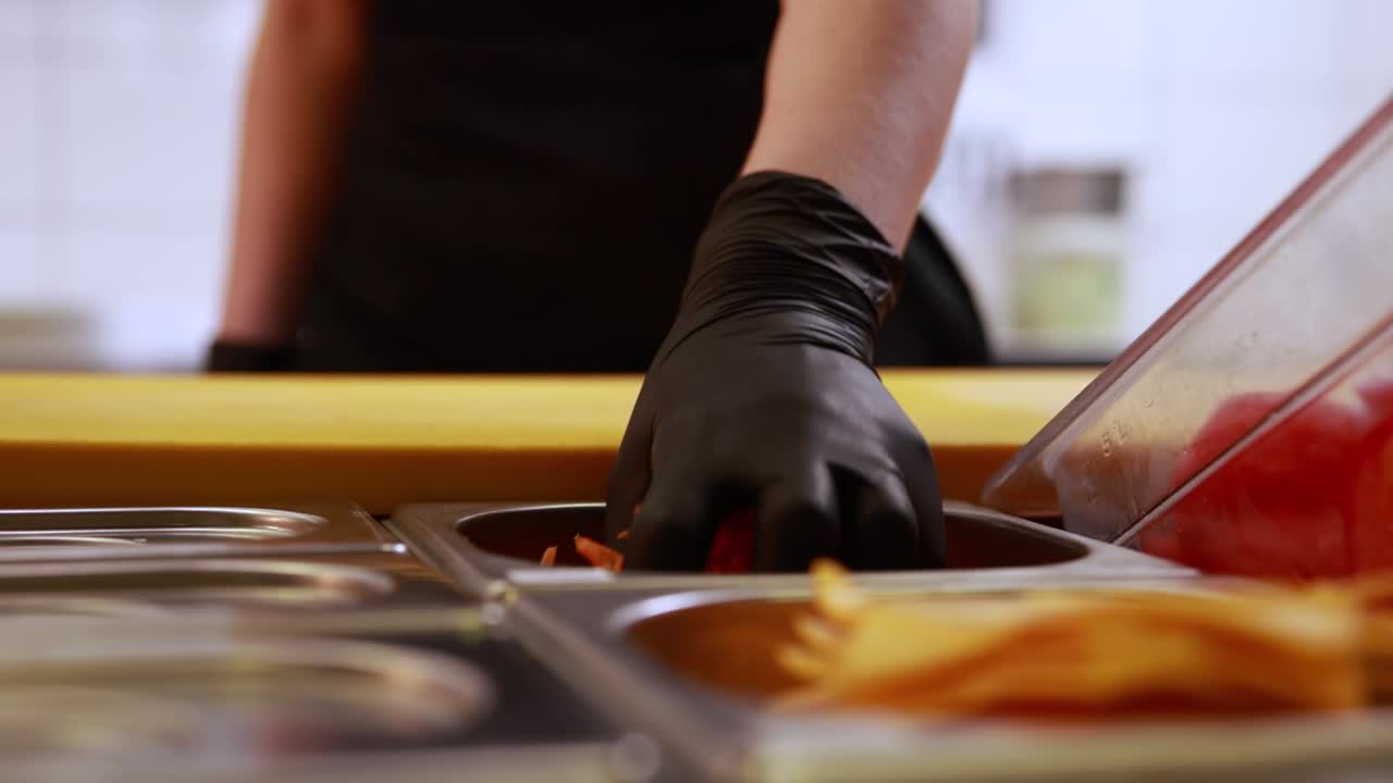 el chef preparando zanahorias picadas