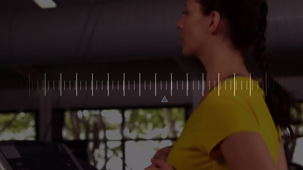 animación de flecha moviéndose con líneas sobre mujer caucásica corriendo en cinta de correr en el gimnasio