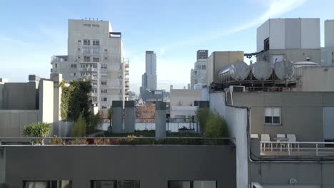 arquitetura moderna de um drone, no centro de buenos aires, argentina, em um dia ensolarado