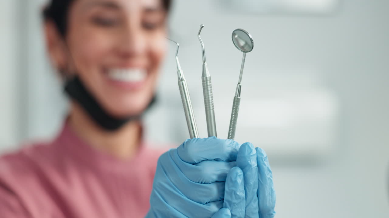 dentista segurando ferramentas dentárias