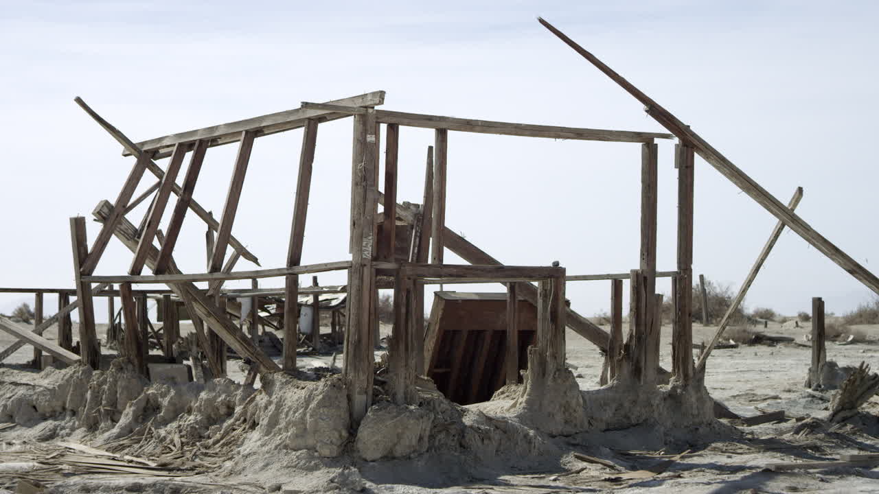 목재 건물 잔해는 건조한 남서부 사막에 있습니다.
