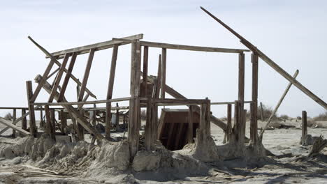 los restos de un edificio de madera se encuentran en el seco desierto del sudoeste