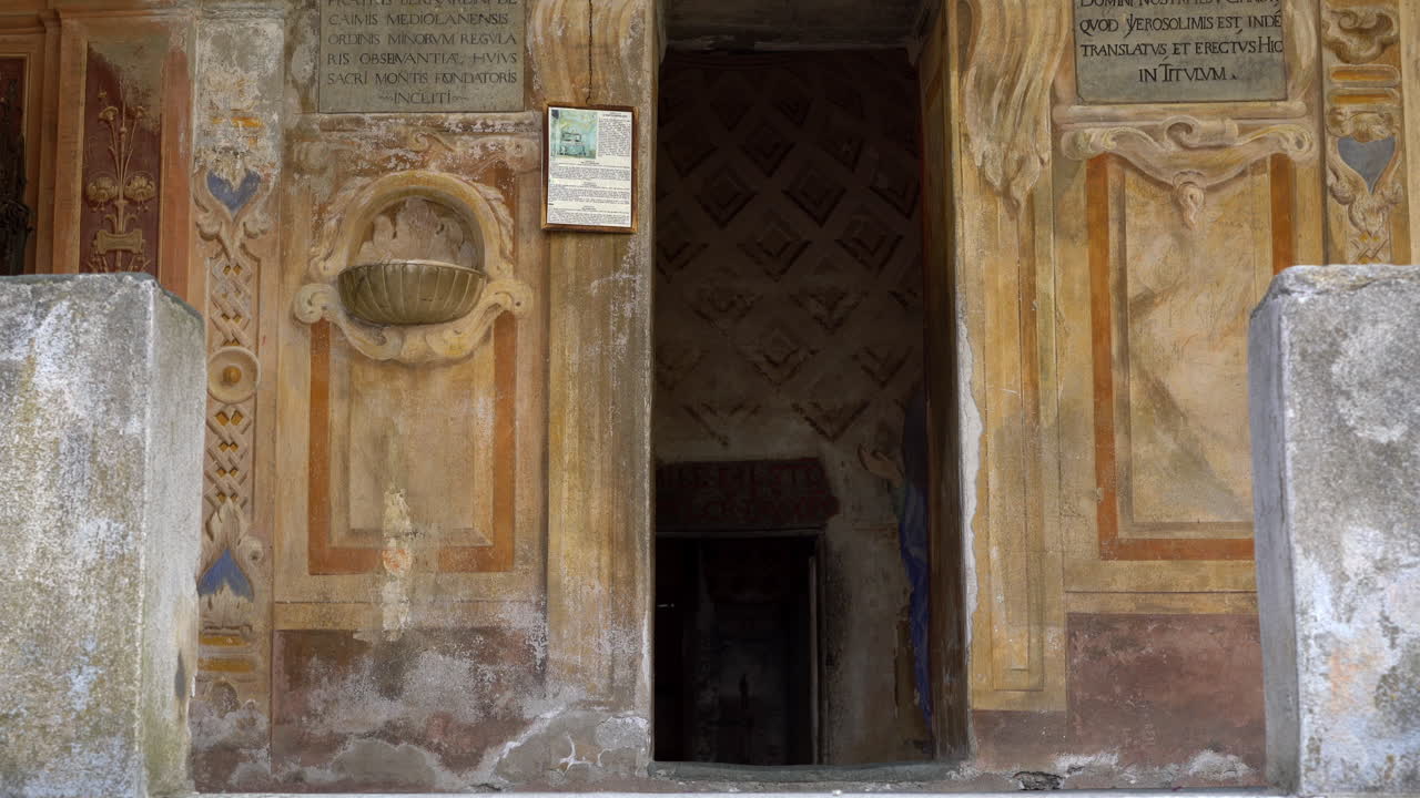 이탈리아의 바랄로 세시아 마을 근처 세시아 강에 가까운 유네스코 세계 문화 유산인 기독교 신앙 단지인 바랄로 산의 성묘 입구