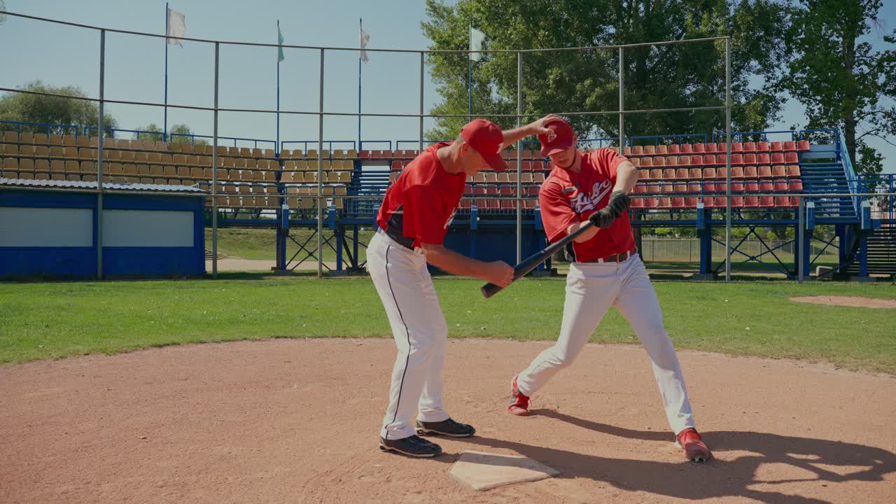 Due uomini che si allenano in un campo da baseball