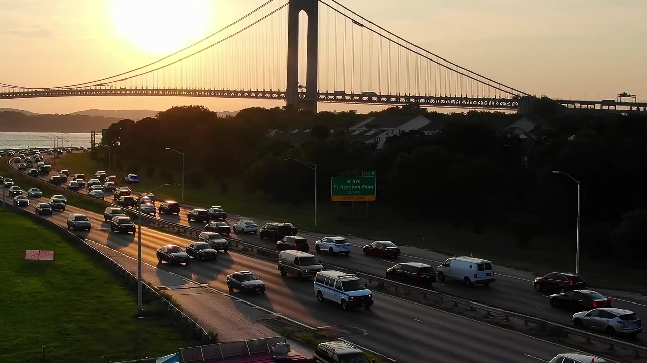 Tramonto sul ponte Verrazzano-Narrows a New York City.