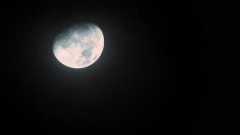lapso de tiempo de la luna descendiendo detrás de nubes que pasan rápidamente