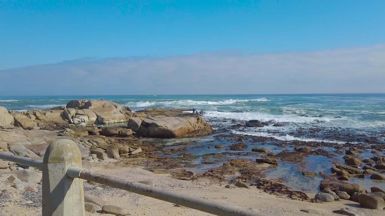 un hombre parado en una roca en la distancia