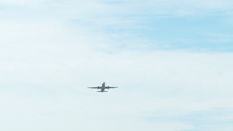 Un-Avión-Capturado-Desde-Su-Parte-Inferior-Mientras-Despega,-Revelando-Un-Cielo-Azul-Y-Nubes,-Aeropuerto-En-Tailandia.