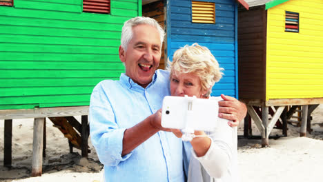 Pareja-Mayor-Tomando-Un-Selfie-En-La-Playa