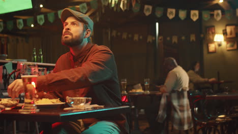 Football-Fan-In-Pub