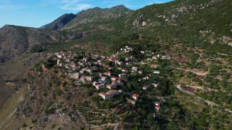 Pintoresco-Pueblo-De-Qeparo-Con-Casas-De-Piedra-Construidas-Sobre-Altos-Acantilados-Y-Fondo-Montañoso-En-La-Riviera-Albanesa