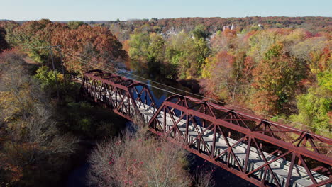 El-Puente-Trail-Truss-En-West-Warwick-Entre-Los-Bosques-En-Colores-De-Otoño,-Rhode-Island