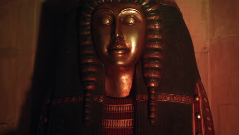 un sarcófago egipcio que se abre para revelar una momia dentro de una tumba en egipto