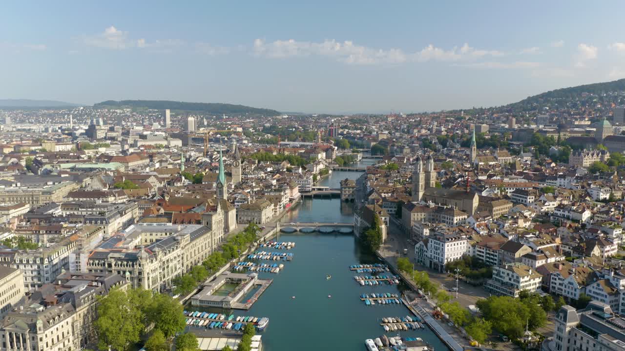 carro aéreo lento sobre el río limmat en el centro de zúrich, suiza
