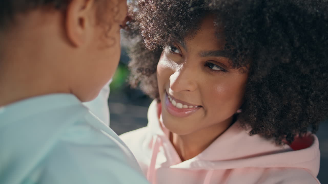 madre sonriendo mirando al niño en el fin de semana familiar de cerca. mujer mirando a la niña.