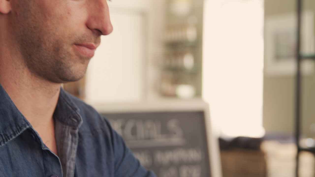 Uomini caucasici che trascorrono del tempo insieme in un caffè