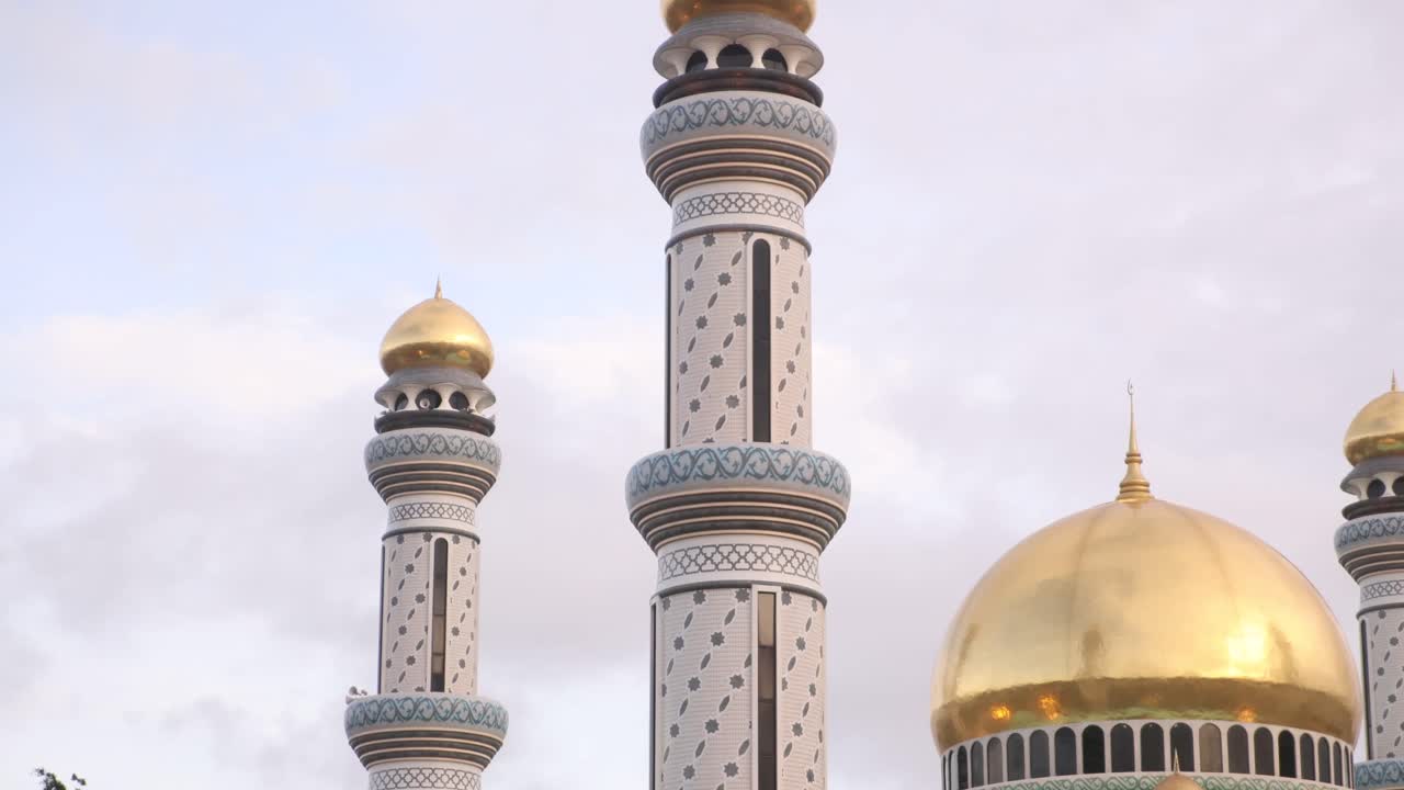 la cúpula dorada y los minaretes altísimos de la mezquita de jame' asr hassanil bolkiah en bandar seri bagawan en brunei darussalam