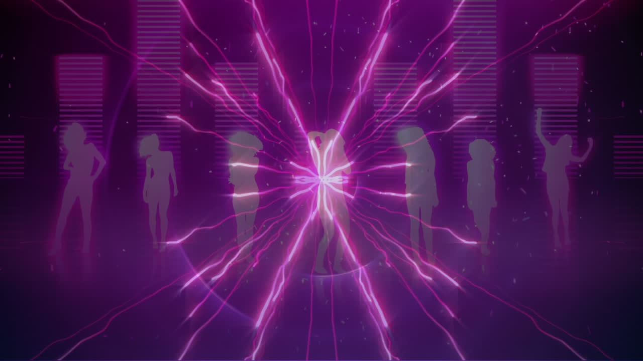 음악 이 ⁇ 라이저에 맞서 춤을 추는 사람들의 실루 ⁇ 을 가로질러 움직이는 빛의 트레일