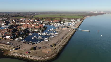 Puerto-Deportivo-De-Barcos-En-La-Costa-Sur-Del-Reino-Unido-4