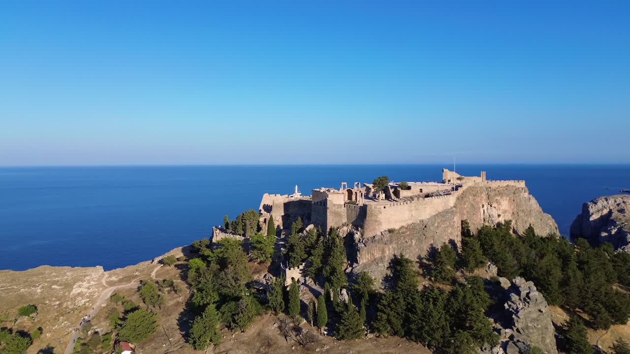 acrópolis de lindos en rodas, grecia con casas y mar mediterráneo durante el día filmado con el dron