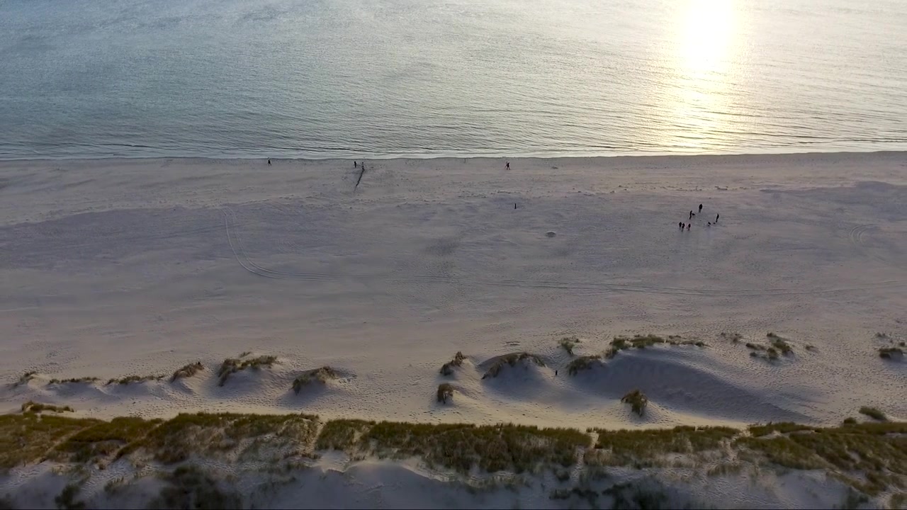 Dronebilde av solnedgangen fra stranden på Ameland i Nederland