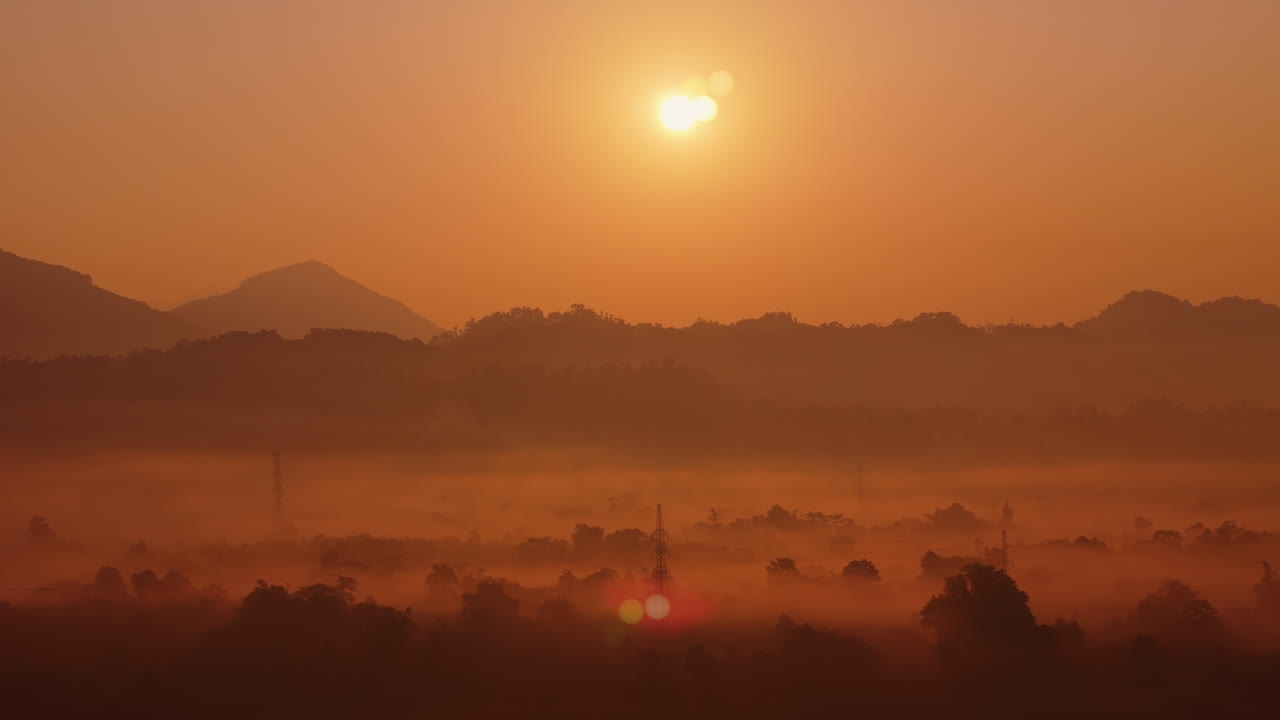 안개가 가득한 산 위에서 해가 뜨는 것