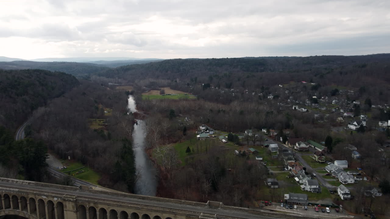 Il viadotto di Tunkhannock Creek a Nicholson, Pennsylvania, costruito dalla Lackawanna Railroad sotto un cielo autunnale nuvoloso.