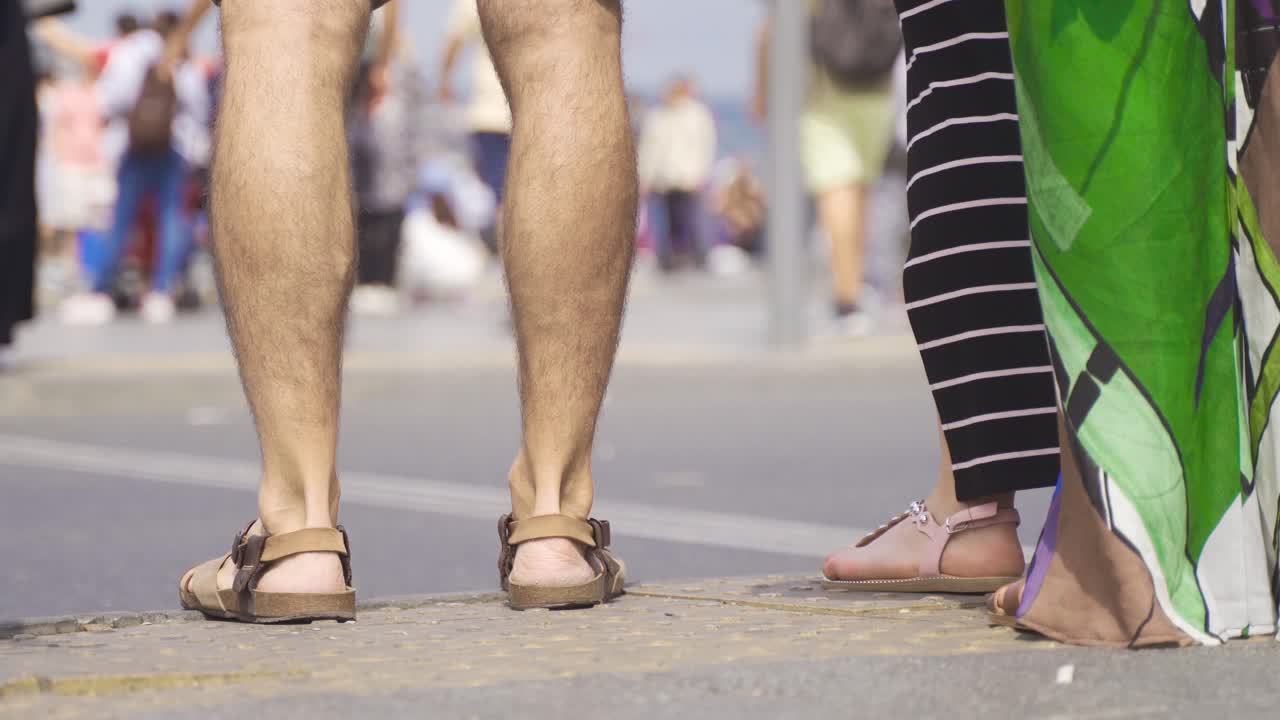 cruzando en el tráfico.