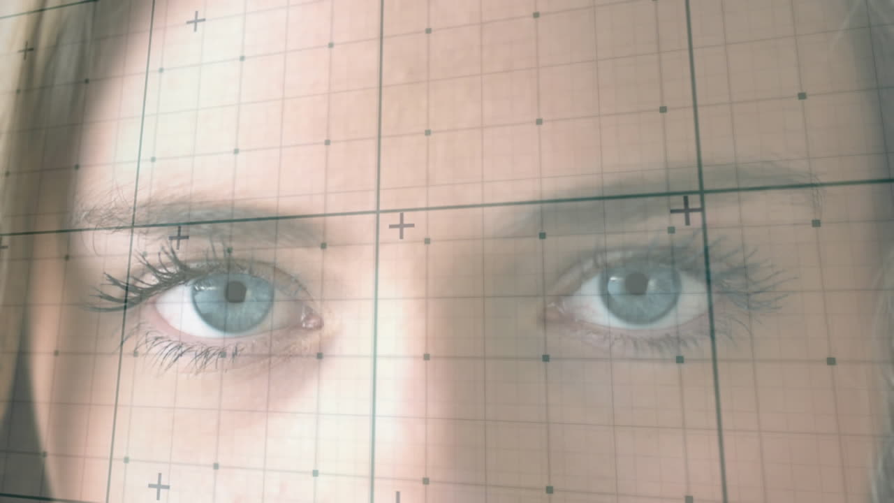 animación del procesamiento de datos sobre la mujer caucásica