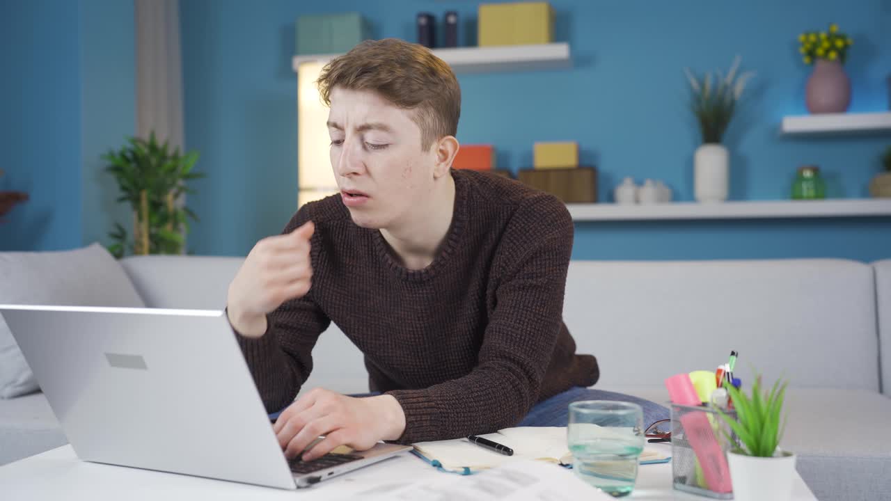 el estudiante está estudiando en la computadora portátil en casa y es reflexivo.