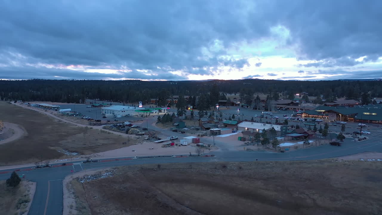 брайс-каньон-сити, юта, соединенные штаты - 12 20 2023: воздушный вид города брайс- каньон, юта