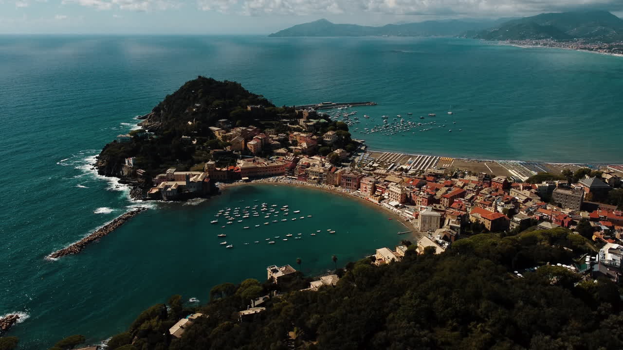 Vista aerea di una città costiera in Italia