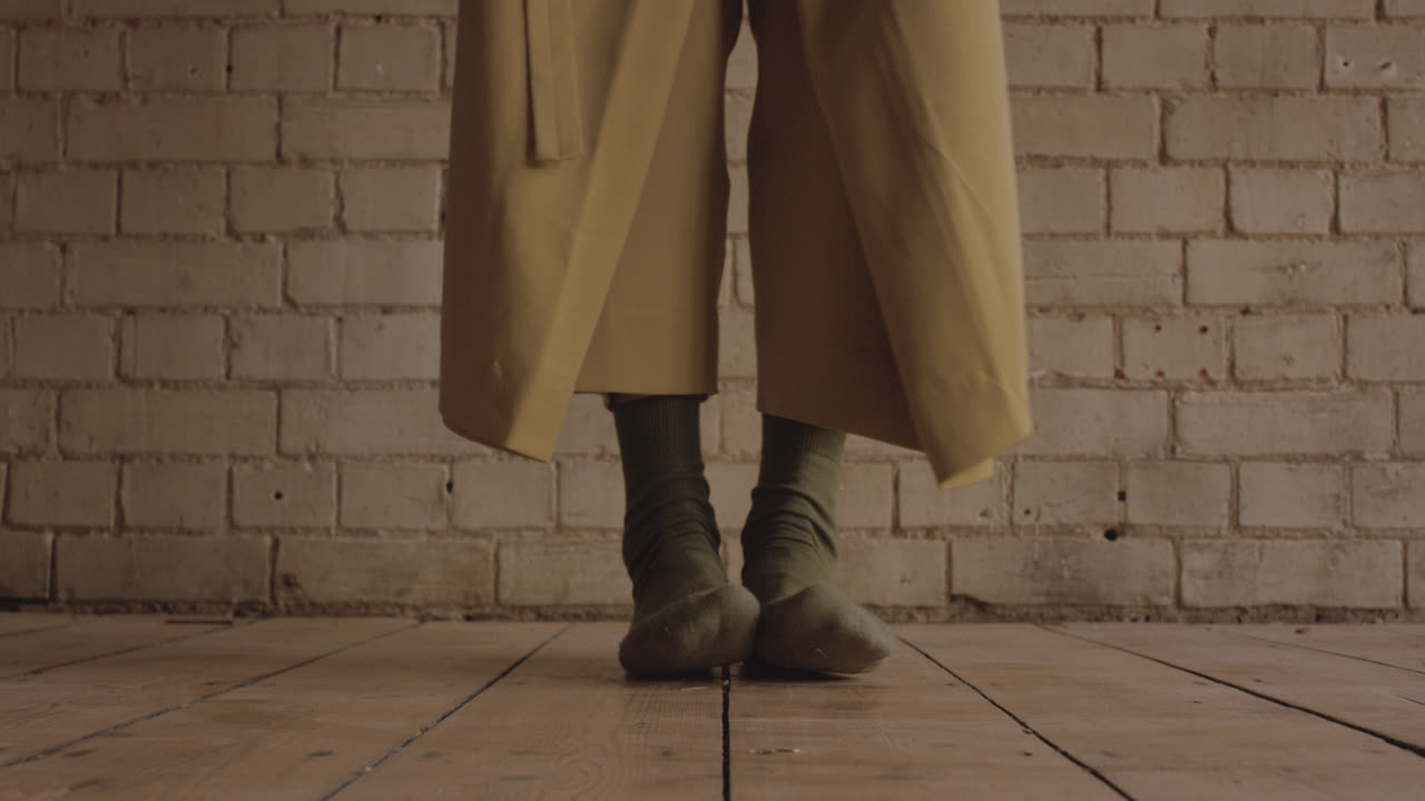 ropa elegante suelta y mínima en los pies de los modelos con calcetines