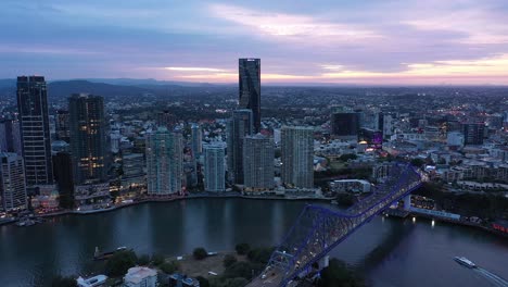 Establishing-drone-shot-of-Brisbane-City,-looking-towards-CBD,-and-Meriton-Skyscraper
