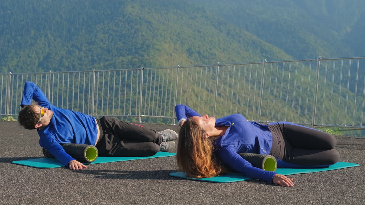 пара практикует пену на открытом воздухе