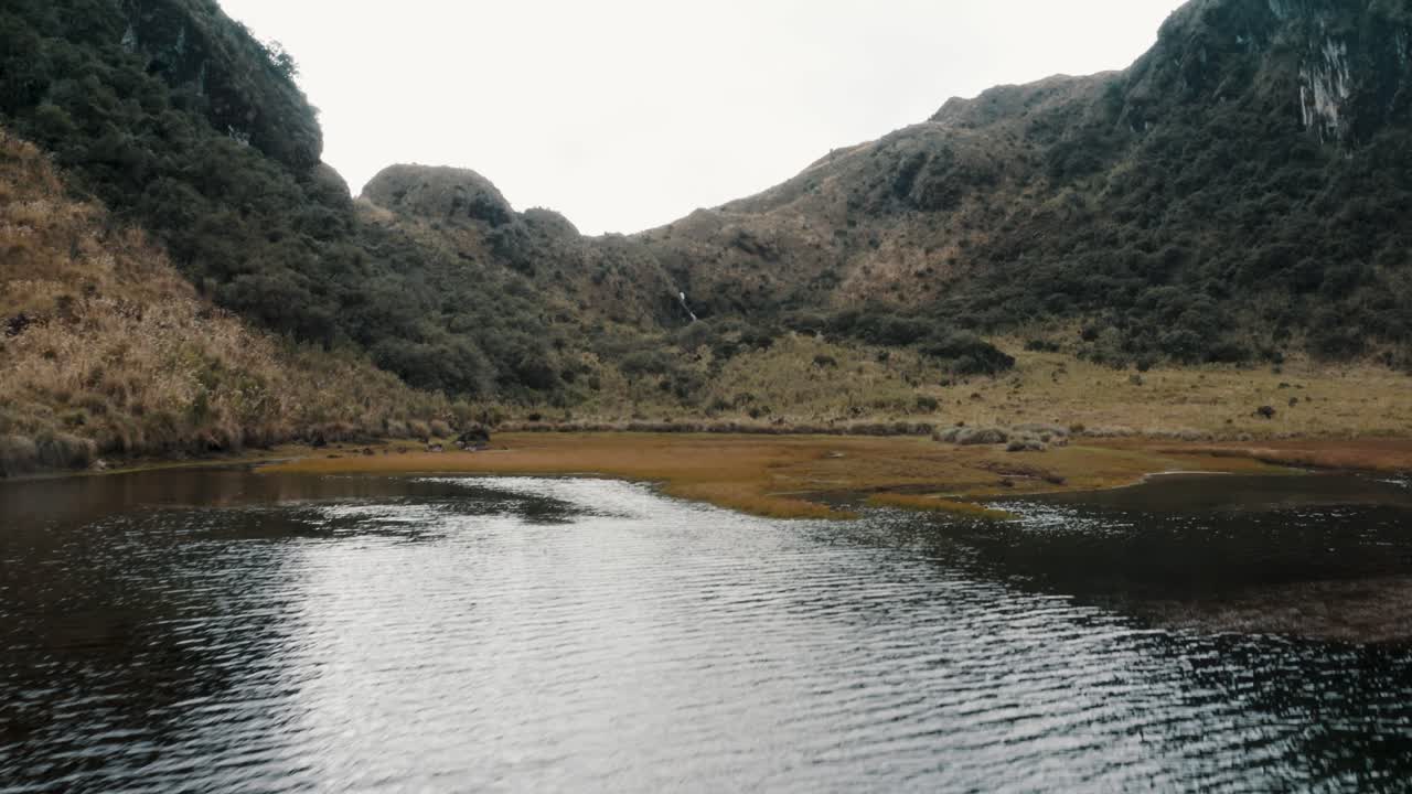 lago tranquilo rodeado de montañas boscosas en el parque nacional cayambe coca cerca de papallacta en la provincia de napo, ecuador