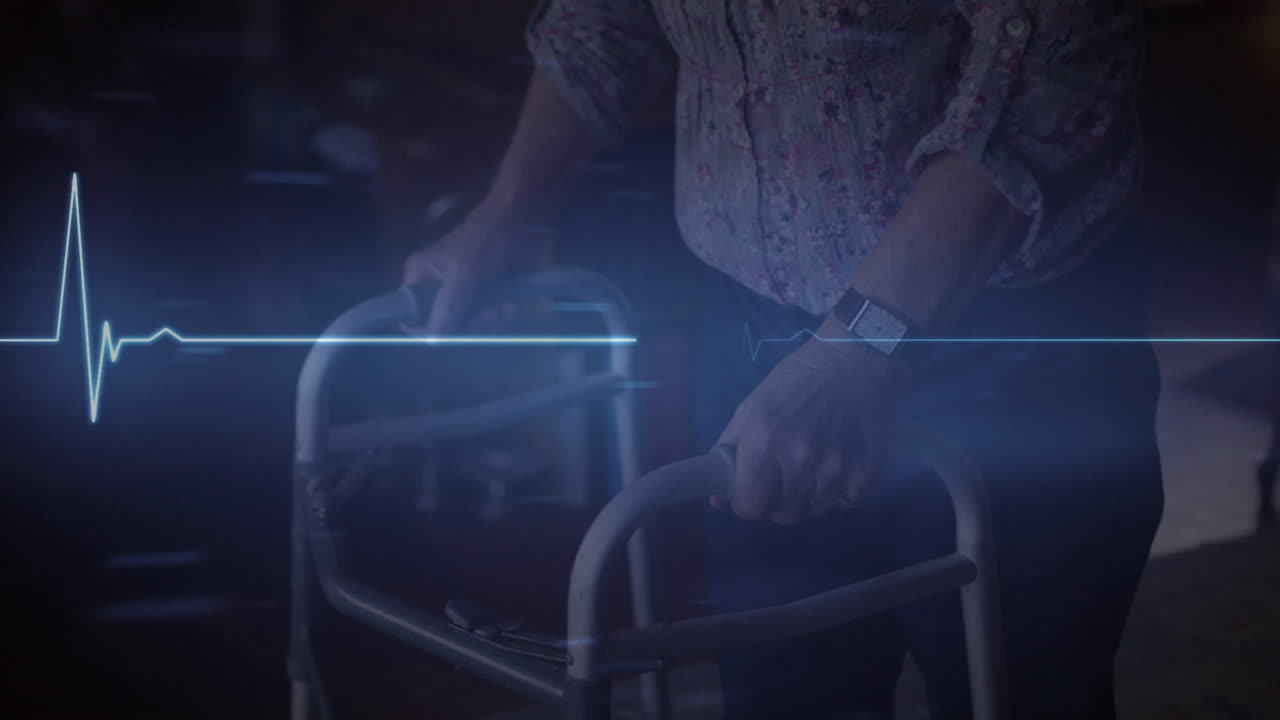 ⁇ 기 위한  ⁇ 기 프레임을 사용하는 백인 노인 여성에 대한 반 ⁇ 이는 파란색 심박수 모니터