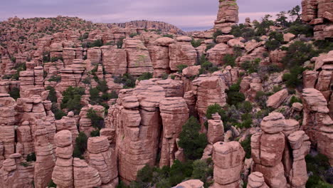 Luftaufnahmen-Von-Drohnen,-Die-über-Das-Atemberaubende-Nationaldenkmal-Von-Chiricahua-Fliegen