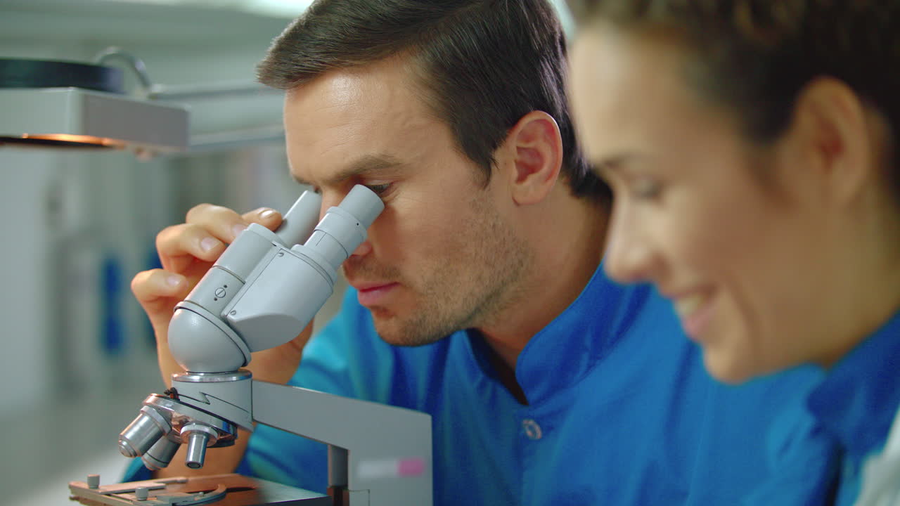 Scienziati e scienziate che parlano. Primo piano di scienziati che lavorano insieme.