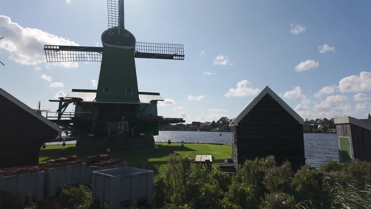 Kincir angin indah di tepi sungai di Zaanse Schans, situs budaya terkenal Belanda