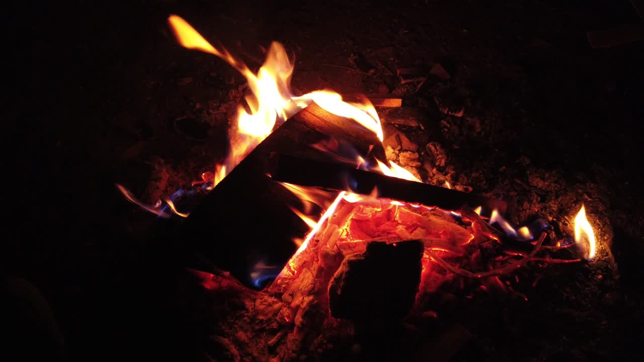 fuego ardiente. hoguera. primer plano de llamas ardiendo sobre un fondo negro